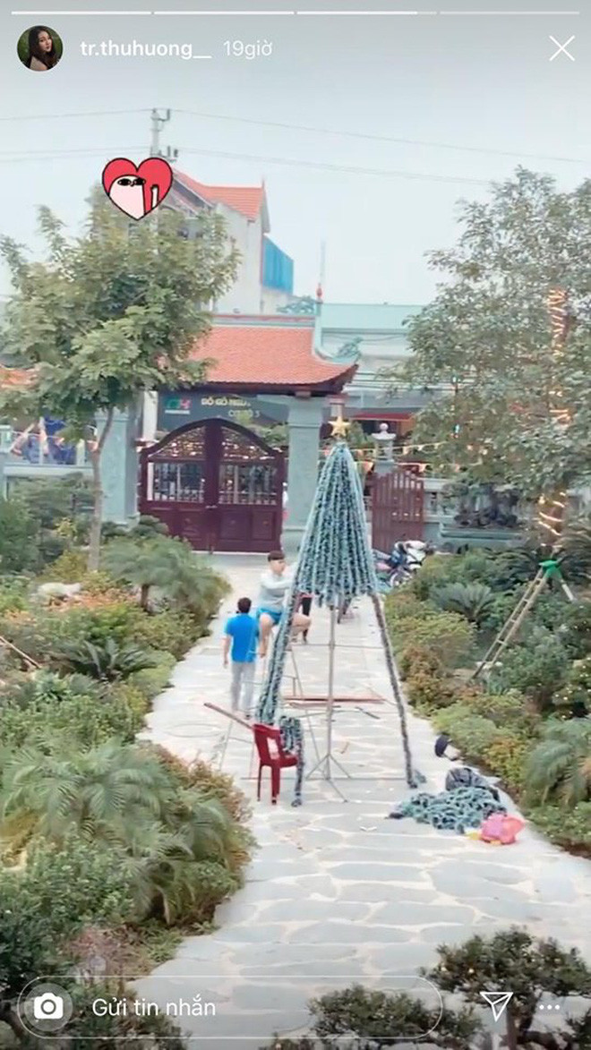 Mới đây, trên Instagram cá nhân, "cô dâu 200 cây vàng" lại tiếp tục khiến dân mạng mắt tròn mắt dẹt khi khoe gia đình trang trí Giáng sinh bằng cây thông siêu to khổng lồ.
