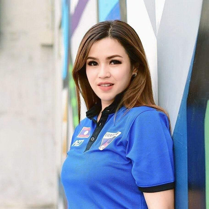 "Madame Bo" Pichika Bunbung là chủ tịch của CLB Vientiane đang thi đấu tại Lao League. Cô được chú ý bởi tình yêu cháy bỏng với bóng đá cùng ngoại hình vô cùng xinh đẹp.