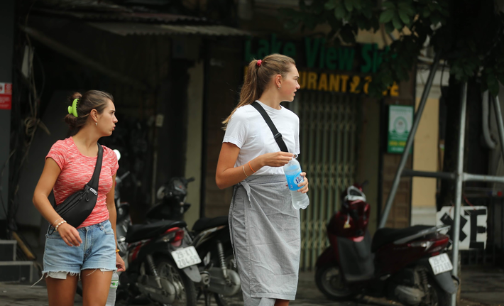 Lý do được những du khách nước ngoài đưa ra việc không đeo khẩu trang vì họ không có bệnh, khẩu trang chỉ dành cho những người nhiễm Covid-19 để tránh lây lan. Hơn nữa việc sử dụng trang bị này khiến họ cảm thấy bí bách, khó thở.