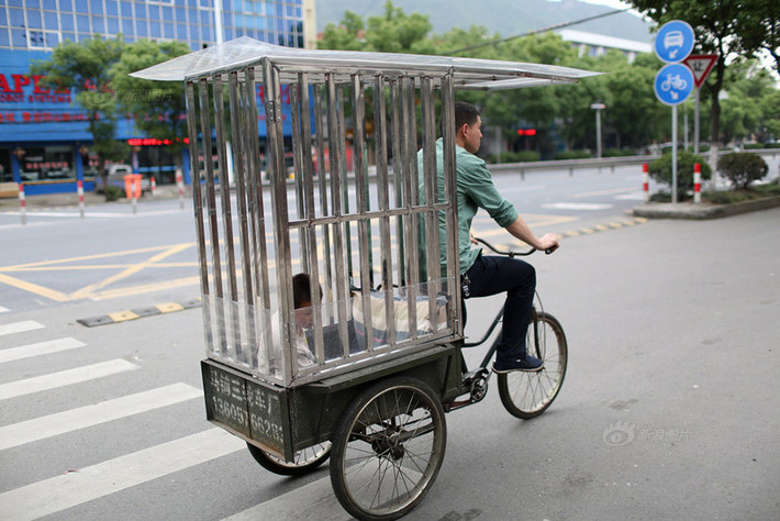 Đại não của Tiểu Hào không phát triển hoàn chỉnh khiến cậu bé nghe không hiểu, cũng không hề biết nói, chỉ thỉnh thoảng cười ngu ngơ. Tiểu Hào cần sự chăm sóc của bố mẹ mình cả ngày lẫn đêm.