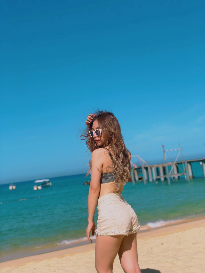 Nhật Lê cũng chăm chỉ khoe dáng hơn trước. Những hình ảnh cô diện bikini, khoe vòng một căng đầy khiến dân mạng "lác mắt".