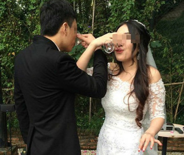 Cô dâu là Dou Dou sinh năm 1990 còn chú rể là Lao Tou Zi hơn bạn gái mình 11 tuổi. Hai người quen nhau tại một bữa tiếc và họ đã yêu nhau. Dou Dou không hề biết Lao Tou Zi đã kết hôn và có con. Khi cô nàng 9X này phát hiện ra, cô đã quyết định chia tay anh chàng bằng một lễ cưới và chấm dứt mối quan hệ với người bạn trai này.