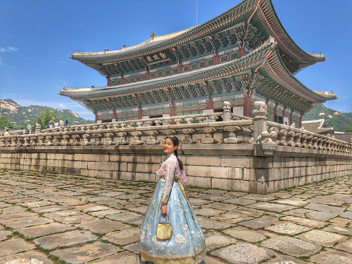 Cung điện Gyeongbokgung là một trong những điểm đến quen thuộc của bất kỳ ai có dịp ghé thăm Hàn Quốc. Đây là cung điện lớn nhất xứ sở Kim Chi với lượng du khách ghé thăm mỗi ngày cực khủng, chính bởi vậy trong thời gian dịch bệnh SARS-CoV-2 đang bùng phát, rất có thể du khách sẽ bị hạn chế tới nơi này.