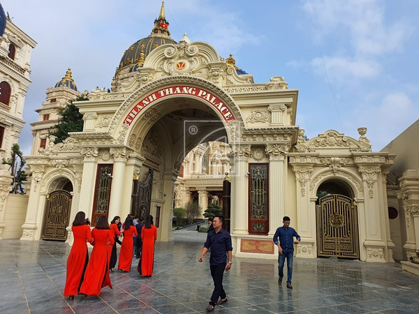 Cung điện Thành Thắng được chia thành khối. Trong đó, 2 khối gần mặt đường được dành cho con trai. Ngoài việc để ở, khu nhà chính còn được ông Tiến sử dụng làm văn phòng công ty.