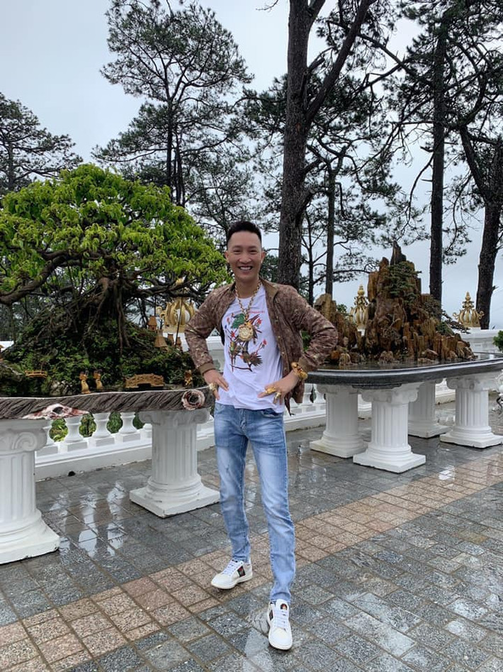Cụ thể, Huấn Hoa Hồng ngang nhiên công khai bản thân từng chơi ma túynhưng vẫn làm chủ bản thân, thậm chí còn kiếm tiền trong lúc chơi.