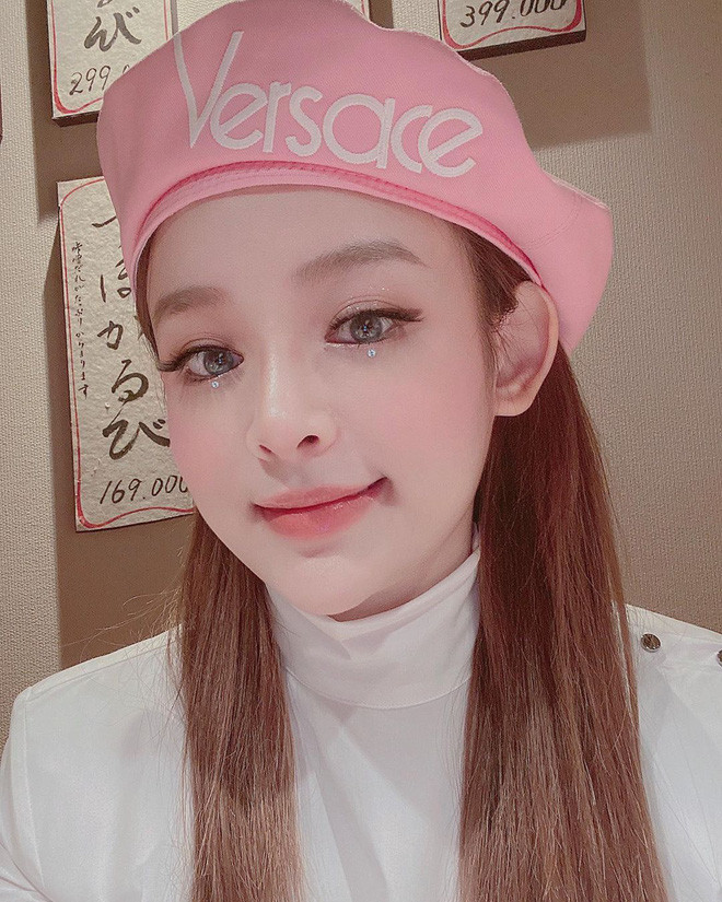 Huyền Baby có lẽ là hot girl có sự thay đổi lớn nhất. Từ một cô gái dễ thương giờ đây cô nàng có style gợi cảm hết sức. Cô hiểu rõ thế mạnh body của mình nên thường diện đồ khoe đường cong cơ thể.