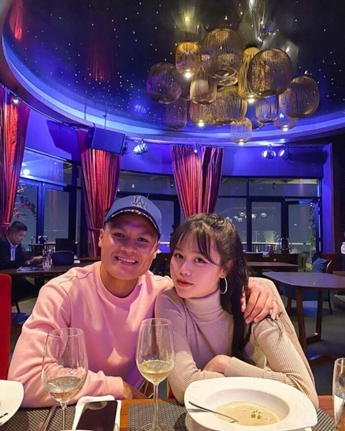 Trước đó, Quang Hải công khai chuyện tình cảm với Huỳnh Anh vào ngày 12/5 với một bức ảnh chụp chung tình tứ. Từ khi công khai hẹn hò, anh chàng cũng tích cực thể hiện sự tương tác với bạn gái trên mạng xã hội.