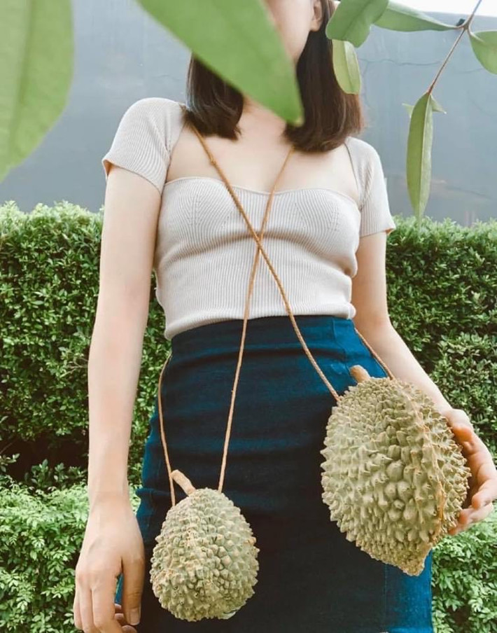 Mới đây, dân mạng chia sẻ nhiều về hình ảnh chiếc túi sầu riêng giống từ vỏ đến múi. Chiếc túi này được cộng đồng mạng nhận xét là nếu đặt cạnh quả sầu riêng thật sẽ khó phân biệt được.