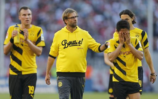 Ở Bundesliga, câu chuyện bóng đá đáng nhớ không phải là việc Bayern Munich đăng quang mà đó là sự sa sút đến khó hiểu của BVB Dortmund. Tháng 5/2013, Dortmund còn lọt vào trận chung kết Champions League. Nhưng ở hiện tại, Dortmund đang nằm trong nhóm xuống hạng.