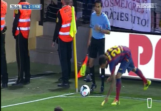 Dani Alves (Barcelona) bị cổ động viên Villarreal ném chuối như một hành vi phân biệt chủng tộc. Alves phản ứng bằng việc lượm quả chuối và cắn ăn. Hành động của Alves trở thành ấn tượng sâu đậm, kéo theo rất nhiều ngôi sao chụp ảnh “ăn chuối” để bày tỏ sự ủng hộ.