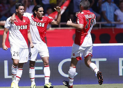 Được tỷ phú Nga Dmitry Rybolovlev bơm tiền, Monaco mua sắm ồ ạt và trở thành á quân Ligue 1 ngay mùa đầu tiên vừa thăng hạng. Nhưng họ lại phải bán ngôi sao hàng loạt khi Rybolovlev gặp khó khăn về tài chính.