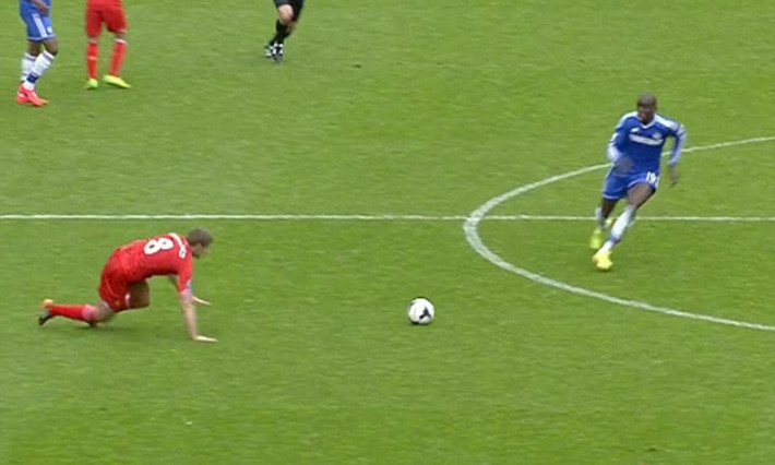 Cú trượt chân bất ngờ của Steven Gerrard dẫn đến bàn thua, rồi cả trận thua cho Liverpool khi gặp Chelsea tại sân nhà, ở thời điểm Premier League chỉ còn 3 vòng cuối, và Liverpool dẫn đầu trước 3 vòng ấy. Chưa bao giờ Liverpool tiến gần đến ngôi vô địch Premier League như vậy. Một thành tích lịch sử đã vuột khỏi tay họ.
