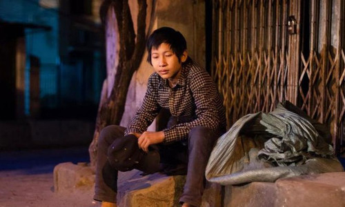 Những ngày cuối năm 2014, hình ảnh một cậu bé nhặt rác tại Hà Nội kiếm tiền chăm sóc bà ở quê đã thu hút gần 10.000 lượt like và hơn 200 chia sẻ của cộng đồng mạng. Từ khi bố mẹ em li dị, bà là người nuôi em. Bà em đã ngoài 70 tuổi, bị mắc bệnh viêm tai giữa, chẳng có tiền nên tai nó cứ chảy mưng mủ suốt. Thương bà, em bỏ học tự đi kiếm tiền mưu sinh và gưi về cho bà.