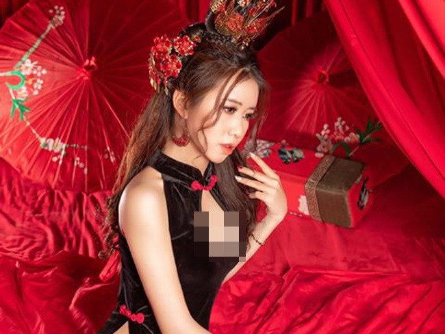 Bên cạnh thân hình quyến rũ, nhan sắc của Hoa cũng là điểm sáng của bộ ảnh. Cô nàng sở hữu làn da sáng, mịn màng, gương mặt thon gọn với đôi mắt to khả ái.