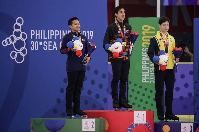 Đây không phải lần đầu tiên, chàng hot boy trượt băng mang về HCV SEA Games. Năm 2017, anh cũng vô cùng xuất sắc đoạt HCV khiến người hâm mộ vỡ oà cảm xúc.
