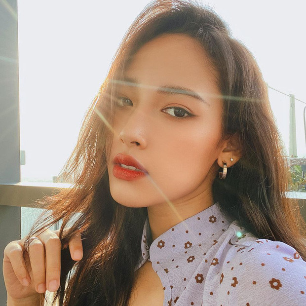 Khi so sánh hai hình ảnh khi lên sóng và trên MXH có thể thấy nhan sắc cô nàng không hề khác biệt gì.