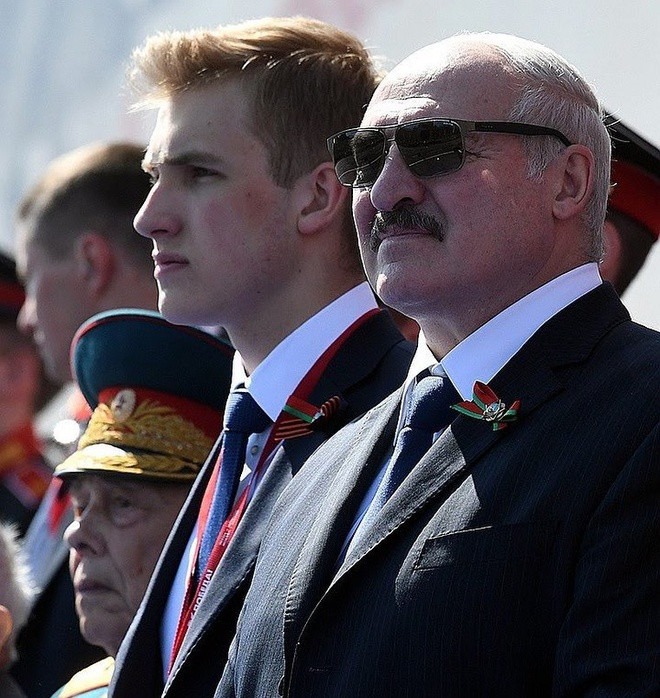 Nhiều bức ảnh gần đây cho thấy Nikolai cao hơn cha mình. Trước đó, Tổng thống Lukashenko từng tiết lộ chiều cao của ông là 1,90 m. Nhiều dân mạng cho rằng Nikolai mới 15 tuổi và sẽ còn cao hơn nữa. Nhờ đó, cậu có thể trở thành người mẫu chuyên nghiệp. Tuy nhiên, người đứng đầu Belarus từng bày tỏ hy vọng con trai út sẽ theo nghiệp của mình. Ngoài ra, Nikolai cũng “đốn tim” các cô gái khi biết chơi piano và có thể nói tiếng Trung Quốc. Ảnh: Getty.