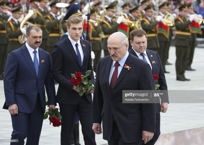 Nikolai Kolya Lukashenko (sinh 2004) - thứ 2 từ trái qua - là con trai thứ ba của Tổng thống Belarus Alexander Lukashenko. Cậu xuất hiện trước công chúng lần đầu vào năm 2008, khi mới 4 tuổi. Những năm sau đó, Nikolai thường xuyên được cha dẫn tới các sự kiện chính trị lớn mà ông tham dự. Năm 2009, chàng trai gặp Tổng thống Nga Dmitry Medvedev khi mới 5 tuổi. Ảnh: Getty.