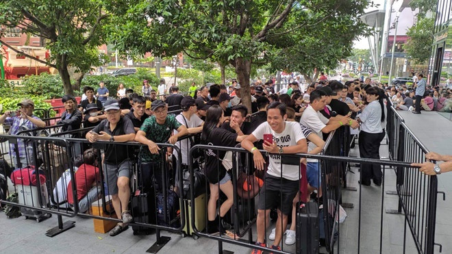 Chi phí phải trả cho một người xếp hàng sớm tại Apple Store dao động từ 1,8 triệu đồng, hai iPhone là từ 3,4 -3,5 triệu đồng.