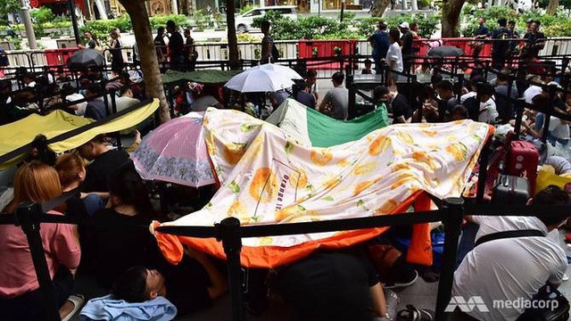 Anh Hoàng Anh Tuấn (Chủ cửa hàng di động xách tay tại Thái Hà, Hà Nội) cho biết: "Các bạn đó có lợi thế về ngôn ngữ, thành thạo giao thông, chỉ cần có những cơ chế giao kèo hợp đồng là có thể cộng tác. Cách này giúp chúng tôi tiết kiệm chi phí di chuyển”.