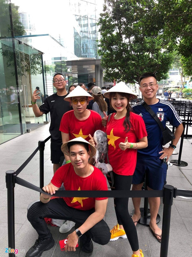 Một trong những cách nhanh nhất là thuê người xếp hàng mua iPhone 11 tại các cửa hàng của Apple ở Singapore . Điều này giúp tiết kiệm được tối ưu chi phí lưu trú, ăn ở, vé máy bay.