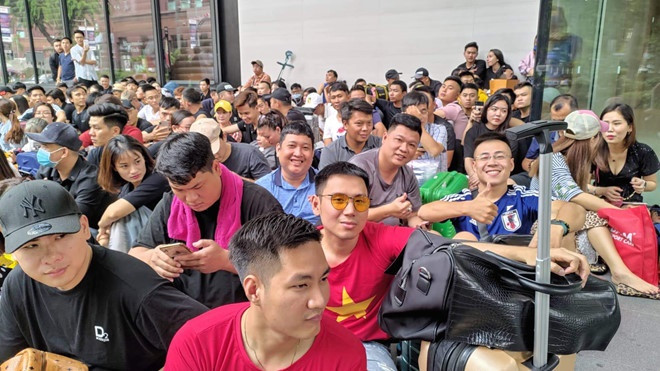 Bên cạnh nhu cầu của các tiểu thương, số ít khách hàng cũng đăng tải tìm kiếm dịch vụ xếp hàng giữ chỗ để trực tiếp đến Store mua máy. Đây hầu hết là những khách kết hợp du lịch với việc "săn" iPhone. "Có người đang báo giá xếp hàng hôm 20/9 cho tôi gần 3 triệu đồng", Trịnh Tú Linh (trú tại Hoàng Cầu, Hà Nội) chia sẻ.
