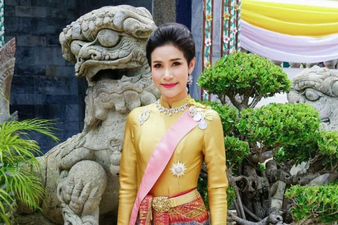 Hiện vẫn chưa rõ đây có phải là tài khoản chính thức của bà hay không. Tuy nhiên, tài khoản này đã bị khoá sau khi thông báo Hoàng quý phi bị phế truất được đưa ra.