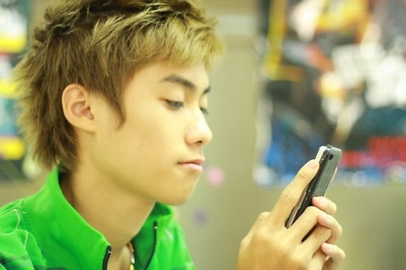Cũng như Bê Trân, Vương Anh cũng là một hot boy bước ra từ những mặt báo và định hướng cho mình thành diễn viên. Sau một thời gian im hơi lặng tiếng, Vương Anh trở lại tưng bừng với vai diễn Ole trong phim sitcom dành cho tuổi teen “Những phóng viên vui nhộn”.