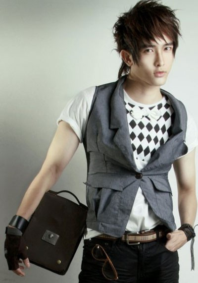 Chan Than San có lẽ là một trong những hot boy Việt Nam sớm có tên tuổi trên thị trường nước ngoài như Hồng Kông, Thái Lan. Xuất hiện với mật độ liên tục trên các tạp chí trong và ngoài nước, cái tên Chan Than San trở thành “hiện tượng” của năm 2008.