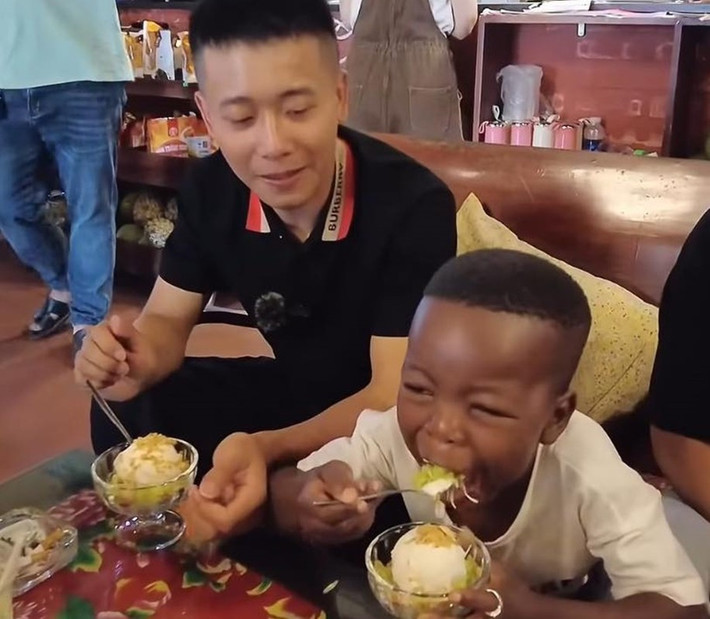 Những hình ảnh đó khiến nhiều người nhớ lại hình ảnh của Lôi con khi mới về Việt Nam, cậu bé cũng được lần đầu tiên thử kem nên biểu cảm vô cùng hài hước.