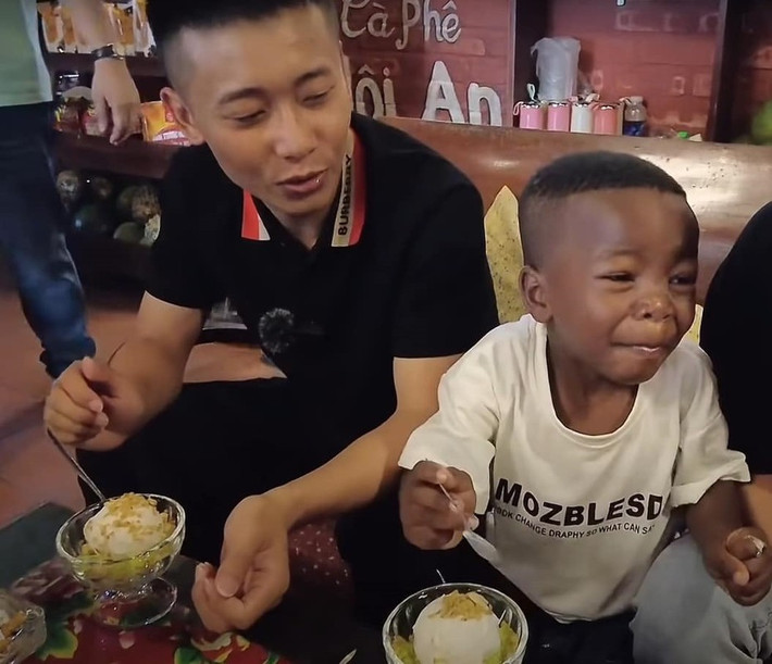 Vì quá thích thú, Lôi con đã thử một miếng kem thật to, vì vậy khi lạnh quá Lôi con phải nhăn nhó hết mặt mũi.