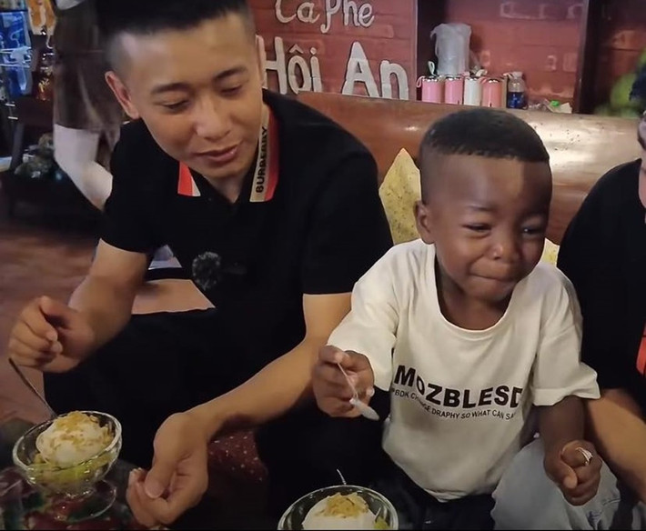 Biểu cảm đáng yêu của cậu bé đã để lại nhiều ấn tượng trong lòng người theo dõi team Quang Linh ở Việt Nam.