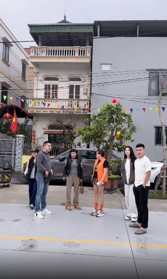 Hôm qua 23/3, gia đình tiền vệ Quang Hải ở quê nhà Đông Anh, Hà Nội đã bắt đầu thi công rạp cưới, chuẩn bị cho lễ thành hôn của Quang Hải và bà xã Chu Thanh Huyền.