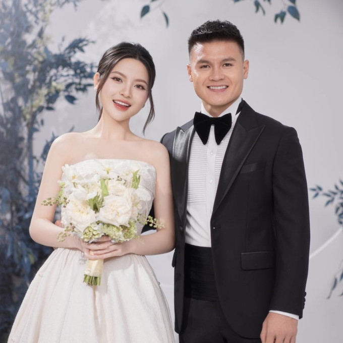 Trong thời gian này, Quang Hải không có mặt ở nhà để theo sát việc thi công rạp cưới, công việc chuẩn bị cho hôn lễ do bố mẹ Quang Hải và anh chị anh giúp đỡ. Bởi Quang Hải đang phải tập trung toàn bộ sức lực và tinh thần cho nhiệm vụ tại đội tuyển Việt Nam.