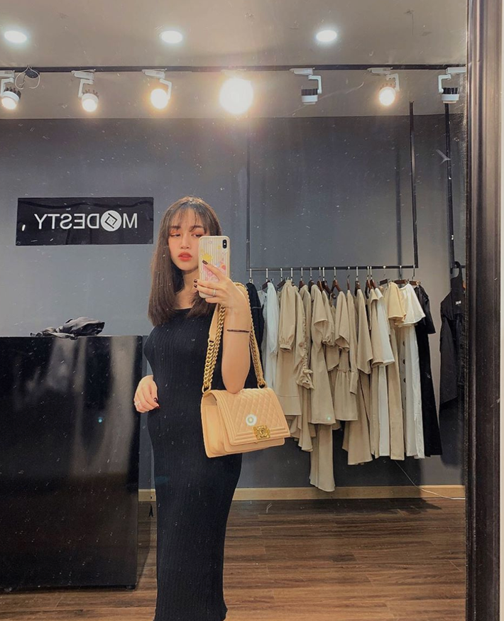 Mới đây, trên Instagram cá nhân, con gái Minh Nhựa bất ngờ khoe bụng bầu sau 1 tháng kết hôn.