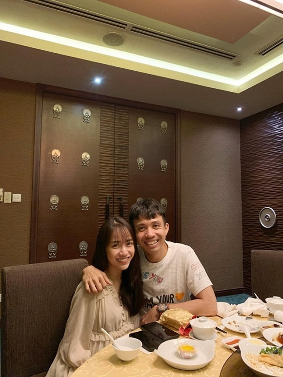 "Mọi người ai cũng nhạc nhiên vì mới vừa lên chức có cháu rể và con rể, bây giờ lại lên thêm một cấp bậc nữa. Gia đình chị 5 đời rồi đó em" - Joyce hạnh phúc chia sẻ về phản ứng của cả nhà khi biết tin cô có em bé. Vậy là Minh Nhựa sẽ lên chức ông ngoại khi mới 36 tuổi.