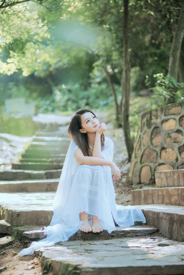 Cùng với tài năng uốn dẻo, Châu Vi cũng được đánh giá là một hot girl thân thiện, năng động, hòa nhã với bạn bè, được nhiều người ngưỡng mộ.