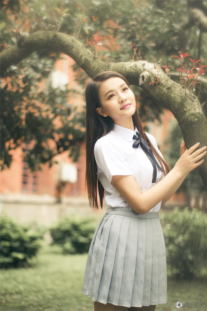 Giờ đây, ngoài đảm bảo việc học trong trường, Châu Vi còn là người mẫu ảnh khá có tiếng, nhận được nhiều lời mời hợp tác.