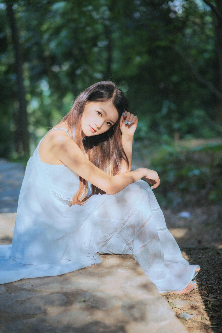 Loạt ảnh mới của Châu Vi được nhiều người nhận xét rằng cô nàng có vẻ đẹp lai, hot girl có vẻ đẹp tổng hòa của hai nữ diễn viên xinh đẹp, nổi tiếng là Lý Tương và An Dĩ Hiên.