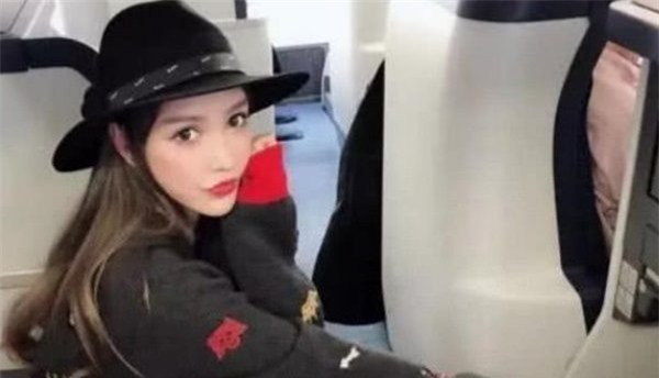 Lần đầu tiên bắt đầu phẫu thuật thẩm mỹ, Hiểu Thần mới vỏn vẹn 14 tuổi. Trong vài năm ngắn ngủi, cô nàng đã tiến hành hơn 300 cuộc phẫu thuật lớn, nhỏ để trùng tu nhan sắc của mình, Tổng chi phí giúp hot girl xinh đẹp hơn là 4 triệu nhân dân tệ (khoảng 12 tỷ đồng).