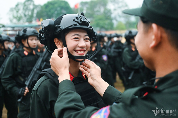 Hà Anh trong bộ quân phục chỉnh tề, gương mặt nghiêm nghị. Nữ chiến sĩ chia sẻ, cô mới chỉ học điều lệnh 2 tháng ở trường. Với sinh viên năm nhất, điều lệnh cũng như những môn học khác luôn được tuân thủ nghiêm ngặt.