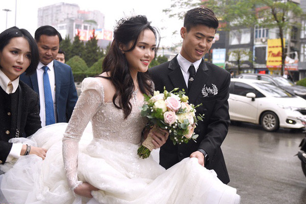 Trước khi làm lễ cưới tại Đông Anh, gia đình Duy Mạnh đã tới nhà cô dâu tại phố Xã Đàn, quận Đống Đa để làm thủ tục xin dâu.