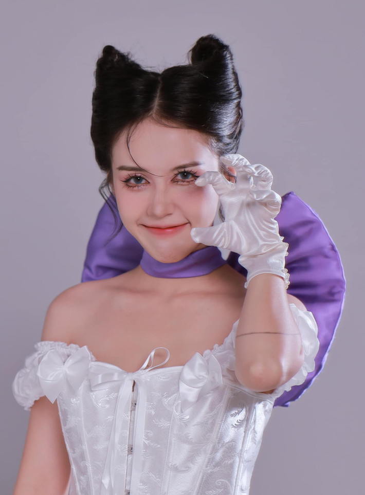 Vốn có phong cách trang phục đời thường khá giản dị, Hậu Hoàng đã làm nhiều người cảm thấy bất ngờ trước màn biến hình như "thay đầu" này. Cô nàng diện áo corset ôm sát màu trắng, kết hợp với chân váy ngắn cùng đôi giày búp bê nữ tính.