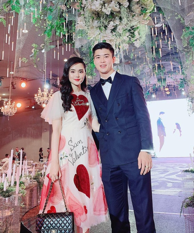 Duy Mạnh và bạn gái Quỳnh Anh sẽ tổ chức lễ ăn hỏi vào ngày 15/1 tới đây. Nhiều đồng đội của anh đang có mặt tại Thái Lan tham dự VCK U23 Châu Á 2020 sẽ không kịp trở về để tham dự đám hỏi của nam cầu thủ CLB Hà Nội.