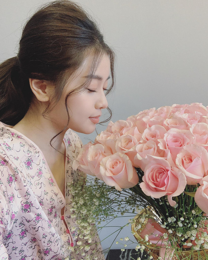 Nguyễn Thu Hằng (sinh năm 1995) là thủ khoa Thanh nhạc của Nhạc viện Hà Nội. Cô từng tốt nghiệp xuất sắc hệ trung cấp 4 năm tại Học viện âm nhạc Quốc gia Việt Nam năm 2015 và được tuyển thẳng lên đại học.