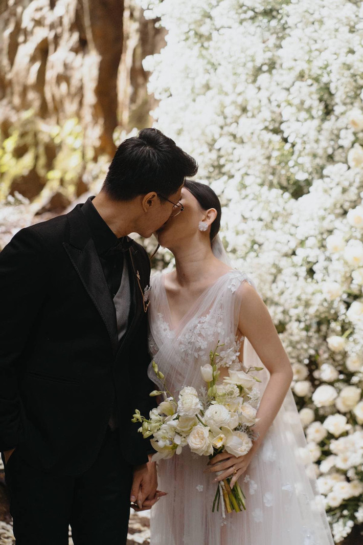 Cặp đôi trao nhau nụ hôn ngọt ngào.