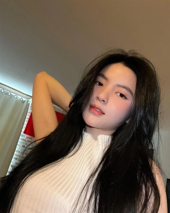 Huyền Ranchu là một cô nàng hot girl sinh năm 2000, "vợ sắp cưới" của Quang Hải có nhan sắc xinh đẹp, cô cũng là chủ 1 shop mỹ phẩm online.
