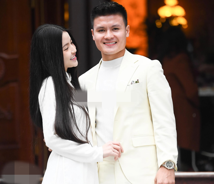 Quang Hải và Chu Thanh Huyền từng có khoảng thời gian dài hẹn hò không công khai. Trước đó, chàng tiền vệ đào hoa cũng vướng nhiều tin đồn hẹn hò với các người đẹp khác nhau