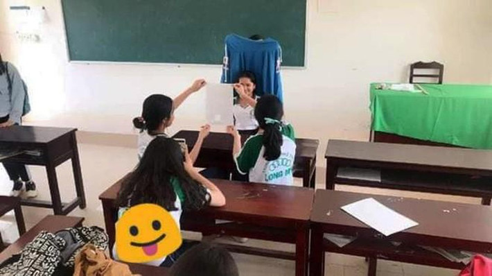 Không chỉ có chàng trai trên, nhiều bạn trẻ cũng cực sáng tạo khi tận dụng những vật dụng sẵn có để chụp ảnh thẻ theo cách ưng ý nhất mà không cần phải ra studio.