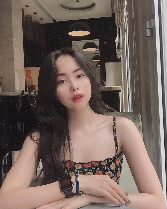Với gương mặt ngây thơ, đáng yêu, đôi mắt sáng và sống mũi cao, cô bạn Thúy Quỳnh thu hút người đối diện ngay từ ánh nhìn đầu tiên.